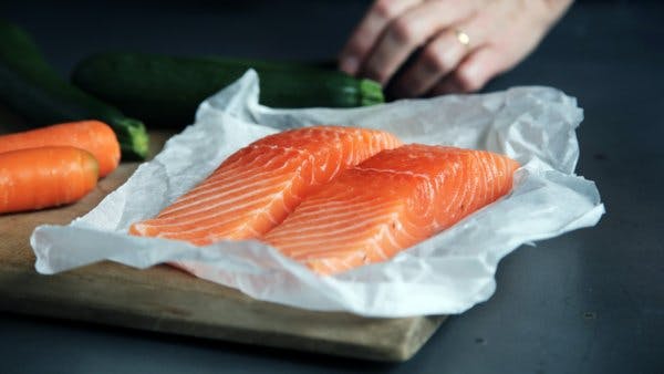 احصلي على كولاجين من سمك السلمون: يدعم صحة البشرة والشعر والأظافر